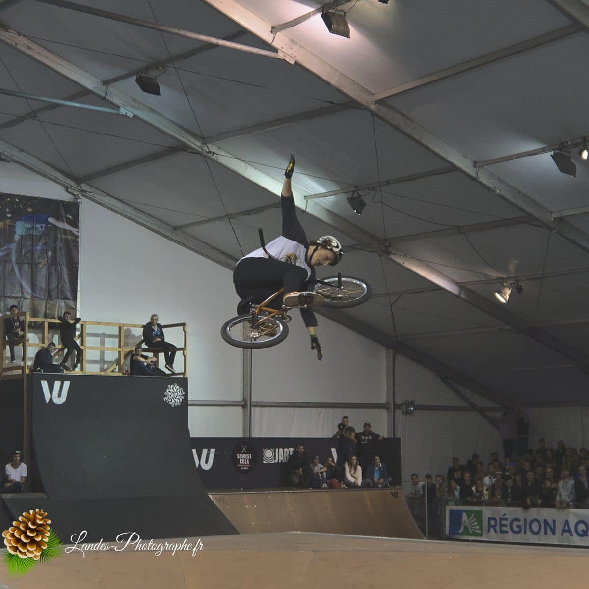 🚴‍♂️ Adrénaline en Images : Reportage Photo du BMX Street Contest Indoor 18 BMX Street Contest Indoor 18