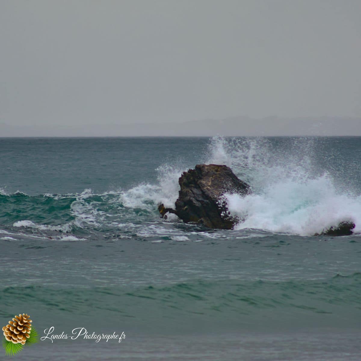 ⏳ Le Calme avant la Tempête à Trez Rouz Le calme avant la tempête depuis la plage de Trez Rouz à Camaret-sur-Mer