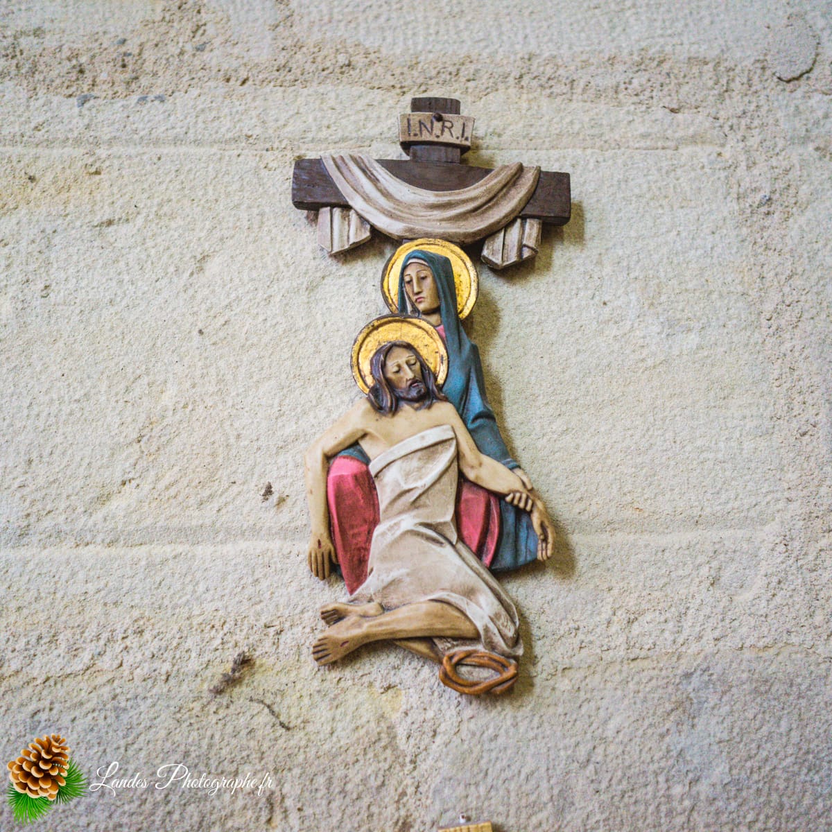 🏛️ L'Église Saint-Martin de Saint-Martin-de-Hinx : Un Joyau Roman Fortifié Eglise Saint-Martin à Saint Martin de Hinx