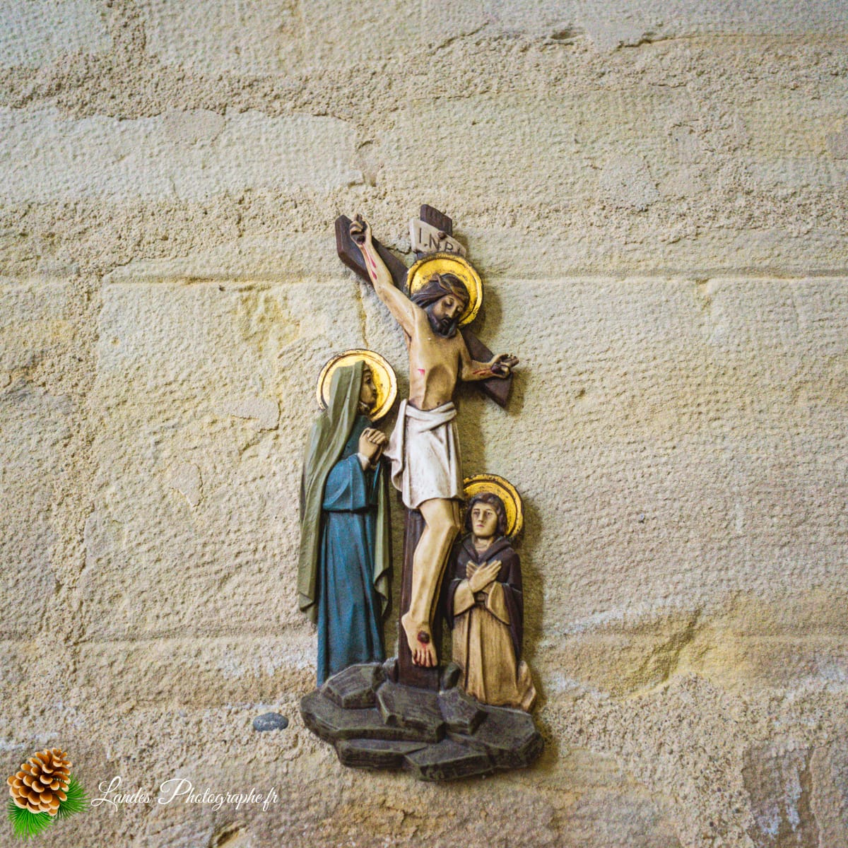🏛️ L'Église Saint-Martin de Saint-Martin-de-Hinx : Un Joyau Roman Fortifié Eglise Saint-Martin à Saint Martin de Hinx