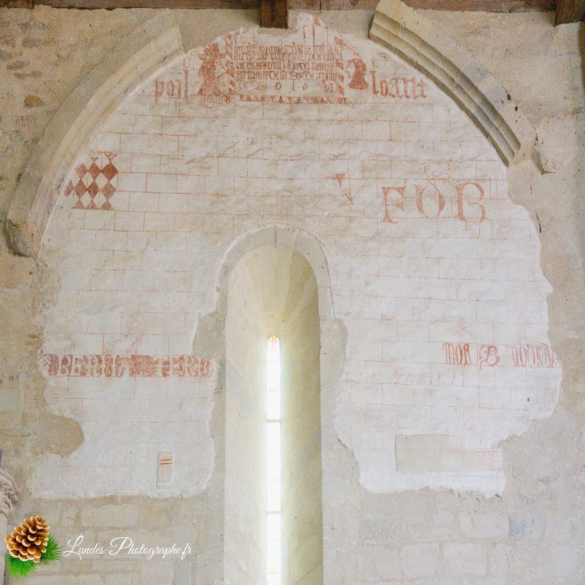 🏛️ L'Église Saint-Martin de Saint-Martin-de-Hinx : Un Joyau Roman Fortifié Eglise Saint-Martin à Saint Martin de Hinx