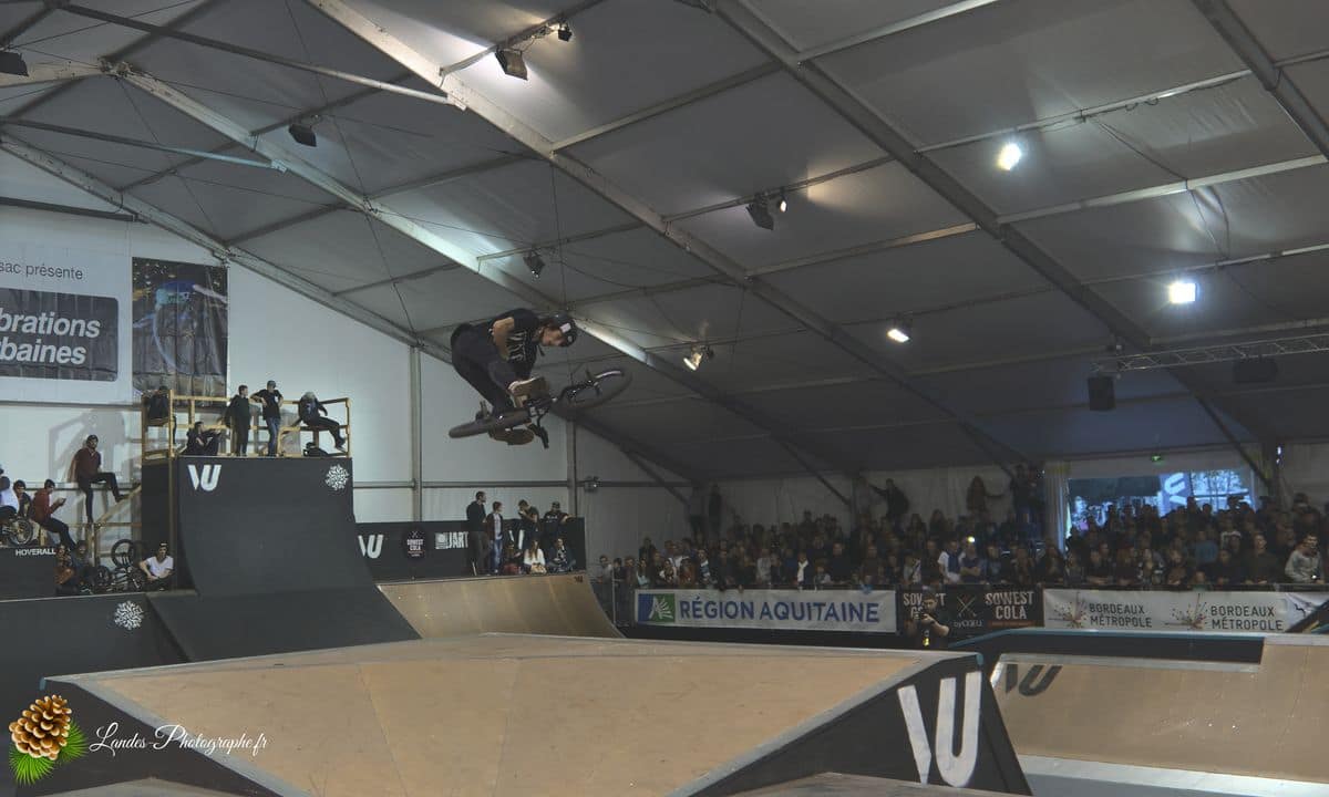 🚴‍♂️ Adrénaline en Images : Reportage Photo du BMX Street Contest Indoor 18 BMX Street Contest Indoor 18