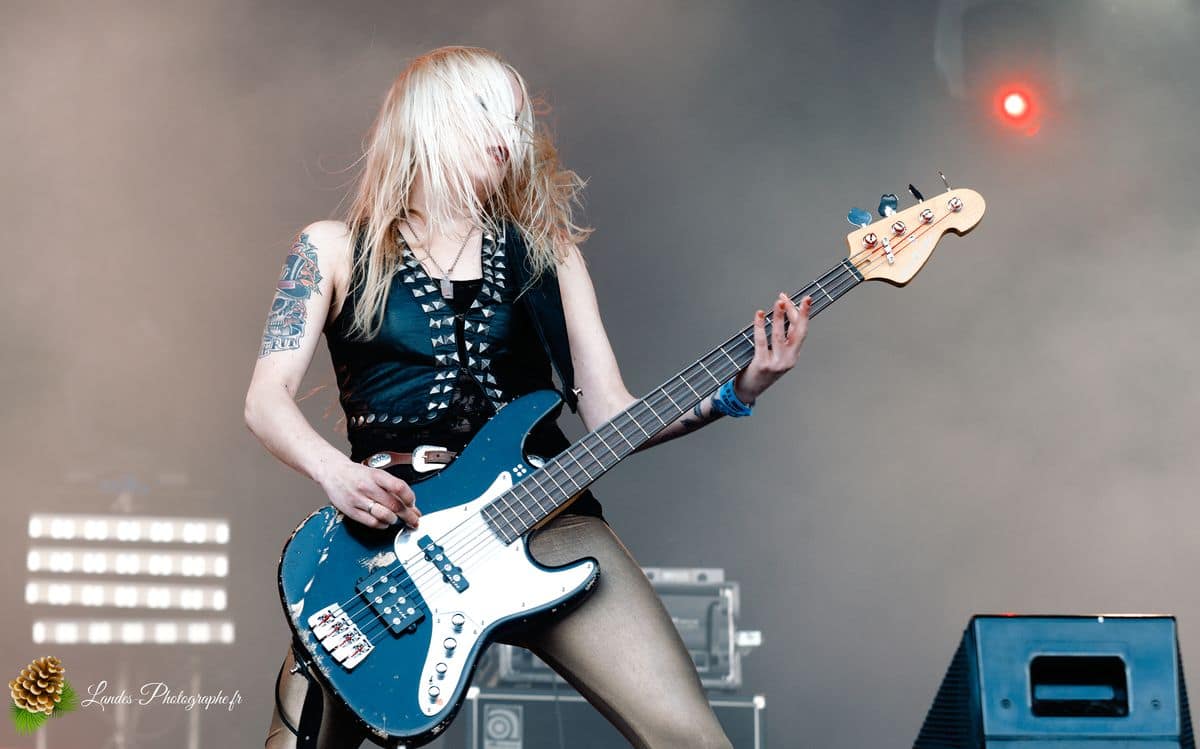 ⚡ Crucified Barbara : L'Énergie Féminine sur Scène au Hellfest 2011 Crucified Barbara en live au Hellfest 2011