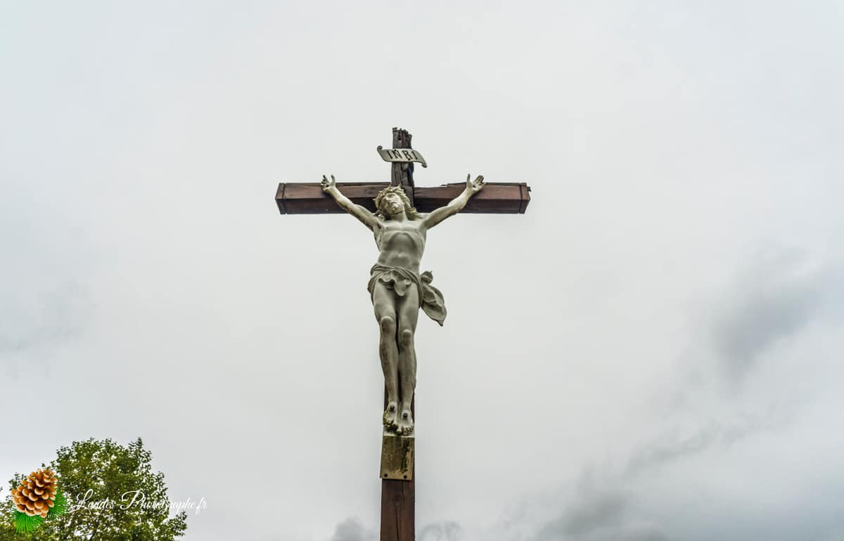 🏛️ L'Église Saint-Martin de Saint-Martin-de-Hinx : Un Joyau Roman Fortifié Eglise Saint-Martin à Saint Martin de Hinx