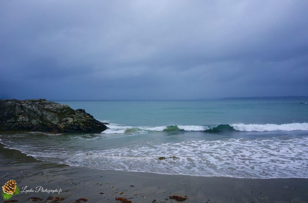 ⏳ Le Calme avant la Tempête à Trez Rouz Le calme avant la tempête depuis la plage de Trez Rouz à Camaret-sur-Mer
