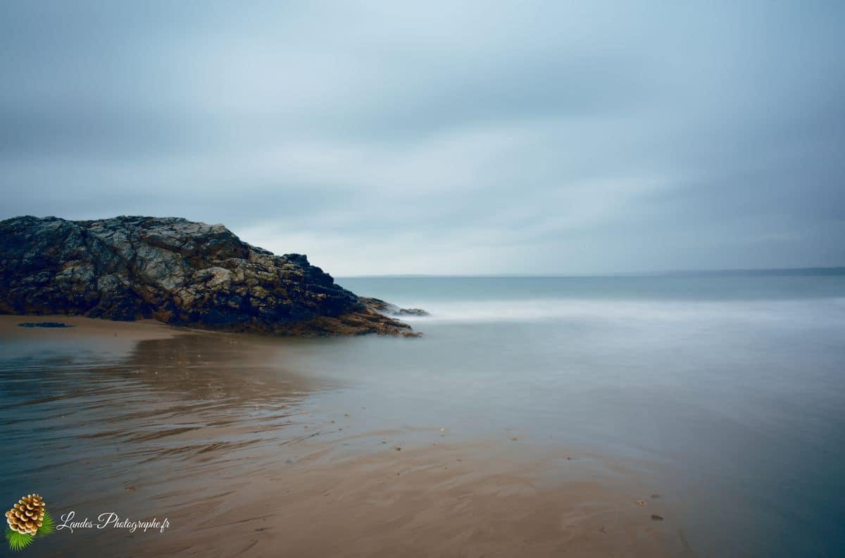 ⏳ Le Calme avant la Tempête à Trez Rouz Le calme avant la tempête depuis la plage de Trez Rouz à Camaret-sur-Mer