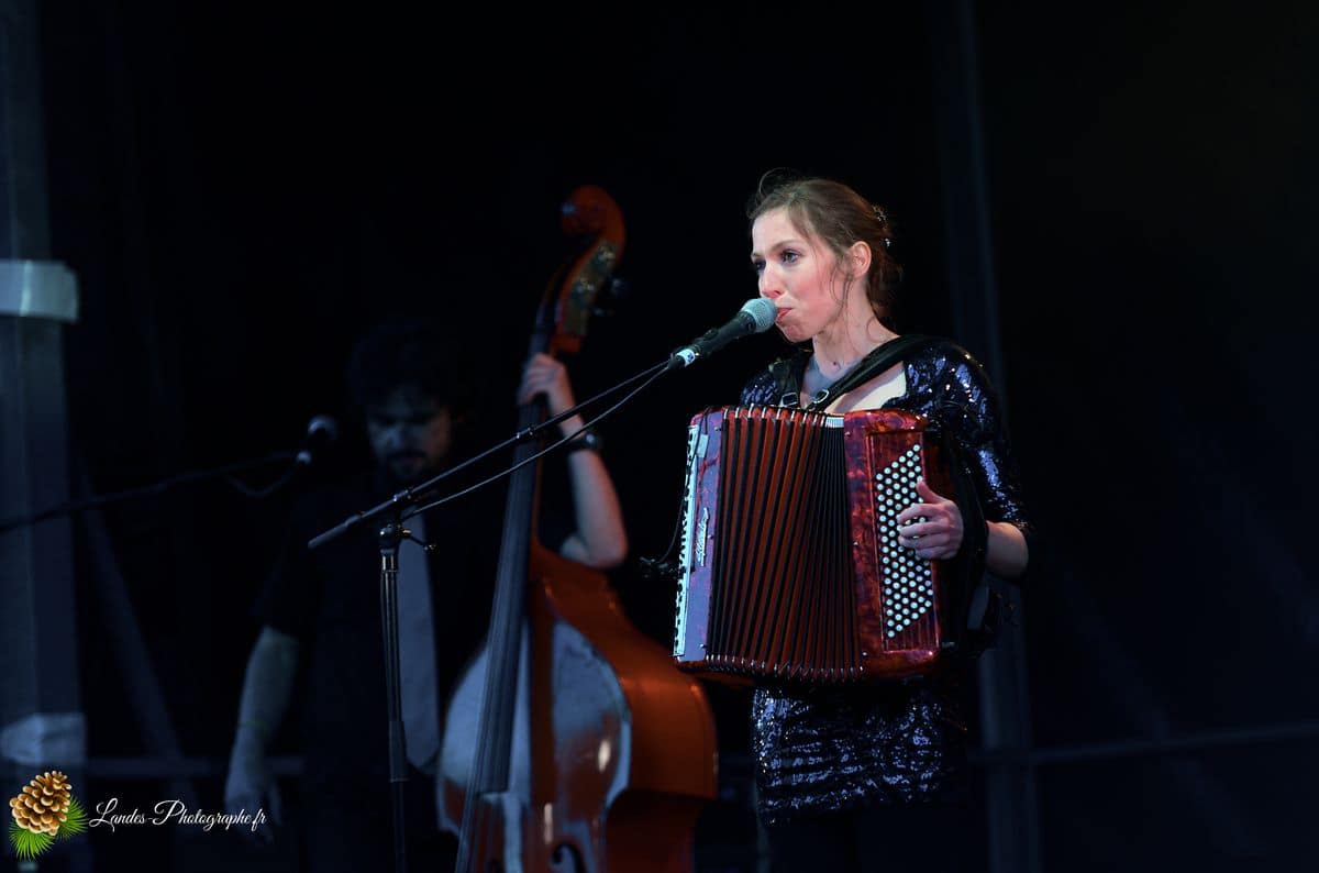 🎤 Liz Cherhal au Festival En Bonne Voix : Capturer l'Émotion Liz Cherhal en concert au Festival En Bonne Voix 2013