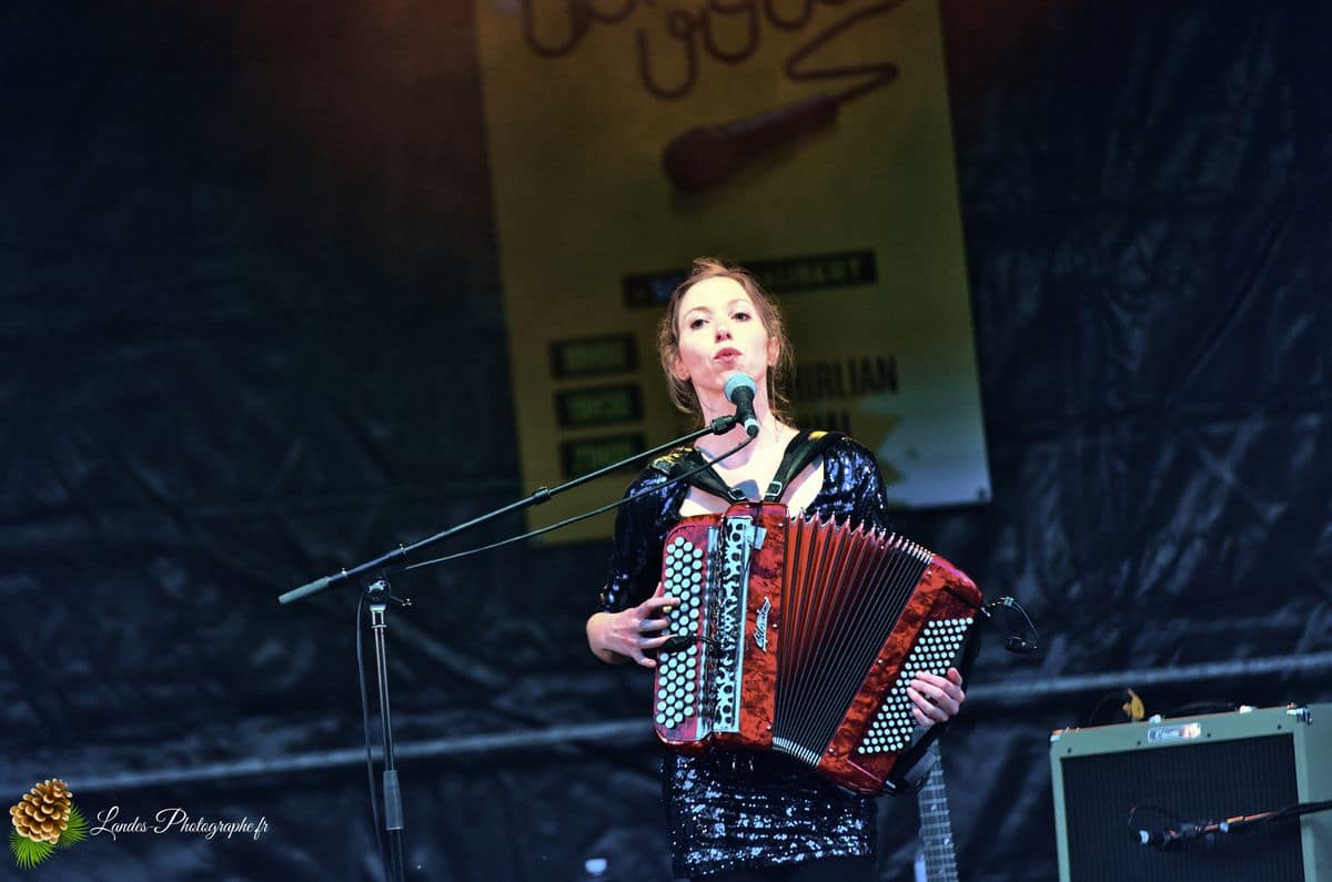 🎤 Liz Cherhal au Festival En Bonne Voix : Capturer l'Émotion Liz Cherhal en concert au Festival En Bonne Voix 2013