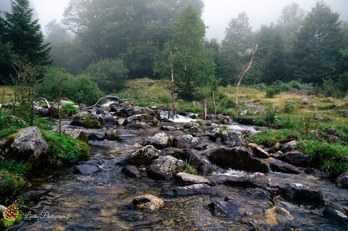 🌫️ Mystère Pyreneén : L'Ascension Inachevée vers le Lac Bleu Lac Bleu