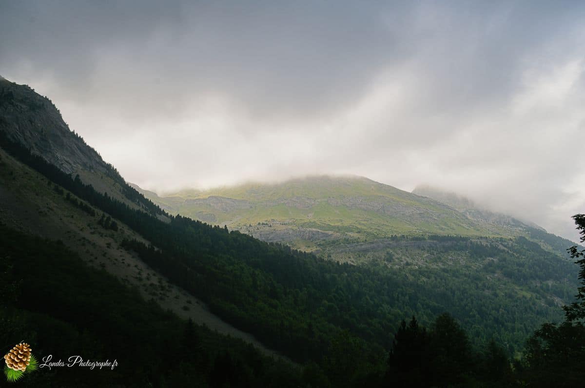 ⛈️ Gavarnie sous Tension : Quand l'Orage Enveloppe le Géant de Glace Cirque de Gavarnie