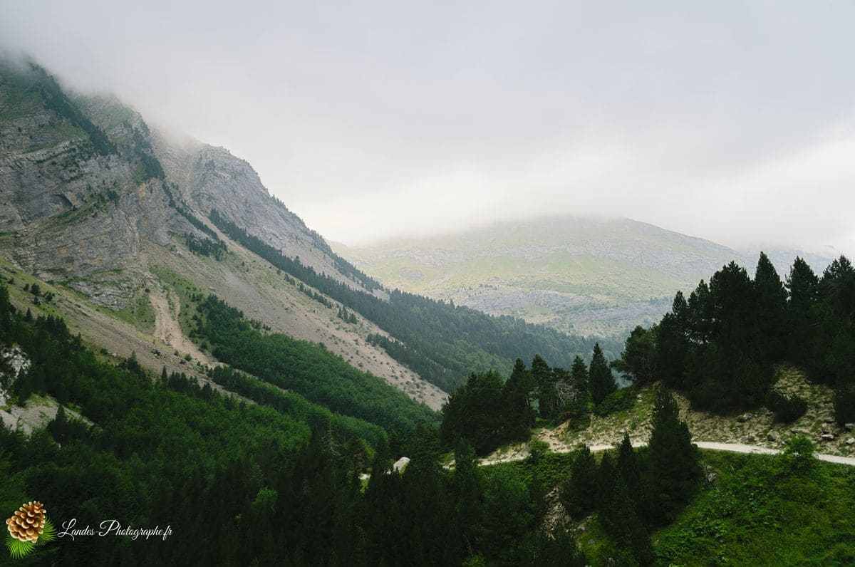 ⛈️ Gavarnie sous Tension : Quand l'Orage Enveloppe le Géant de Glace Cirque de Gavarnie