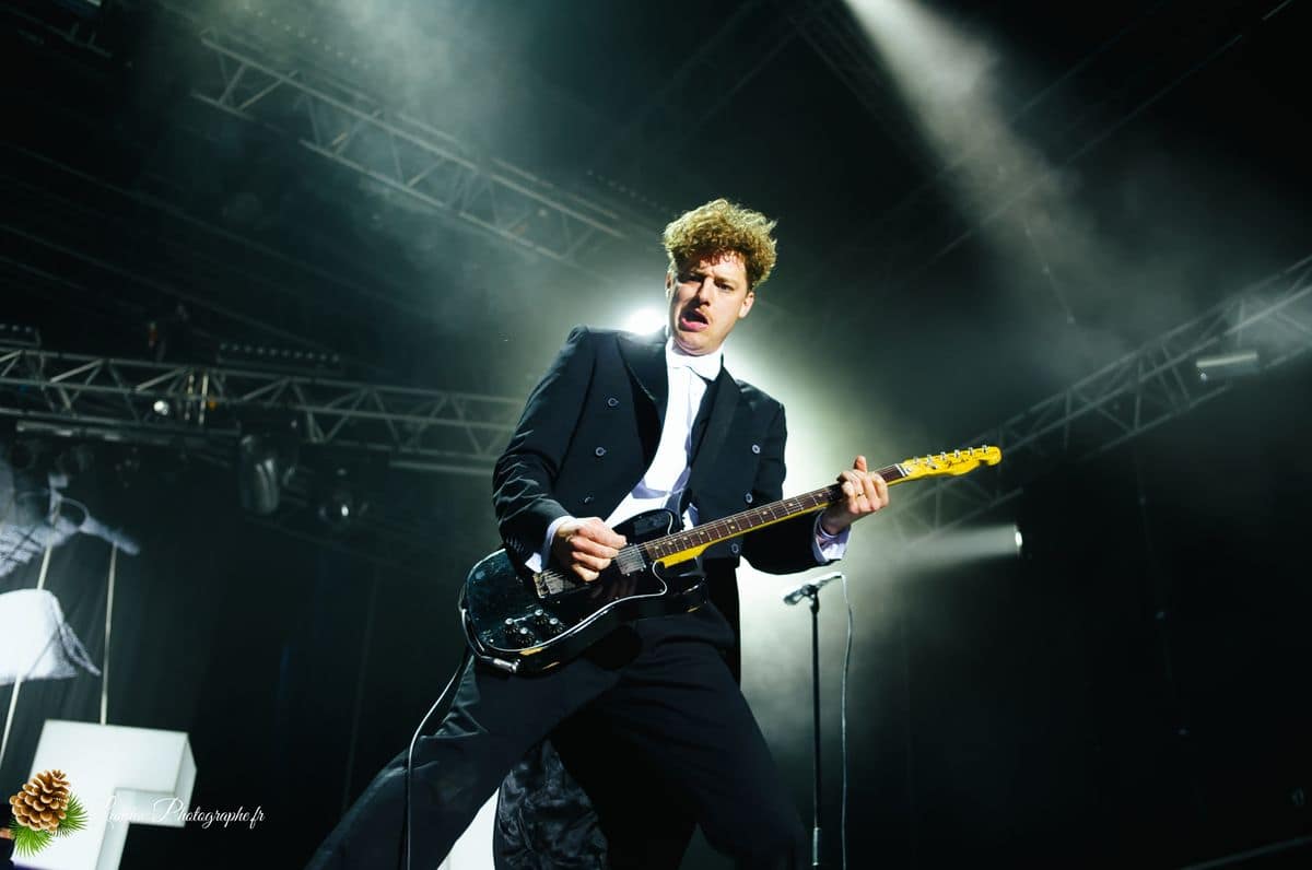 🎤 The Hives au Garorock 2012 : L'Élégance Explosive du Garage Rock The Hives en concert au Garorock 2012