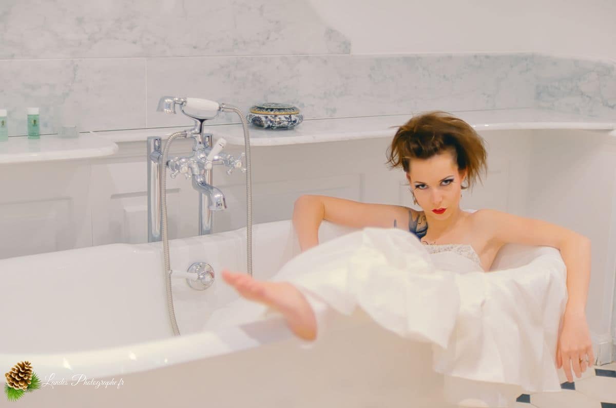 ✨ L'Élégance Intime : Séance Créateur de Robe de Mariée au Château de Mirambeau Agnès au Chateau de Mirambeau