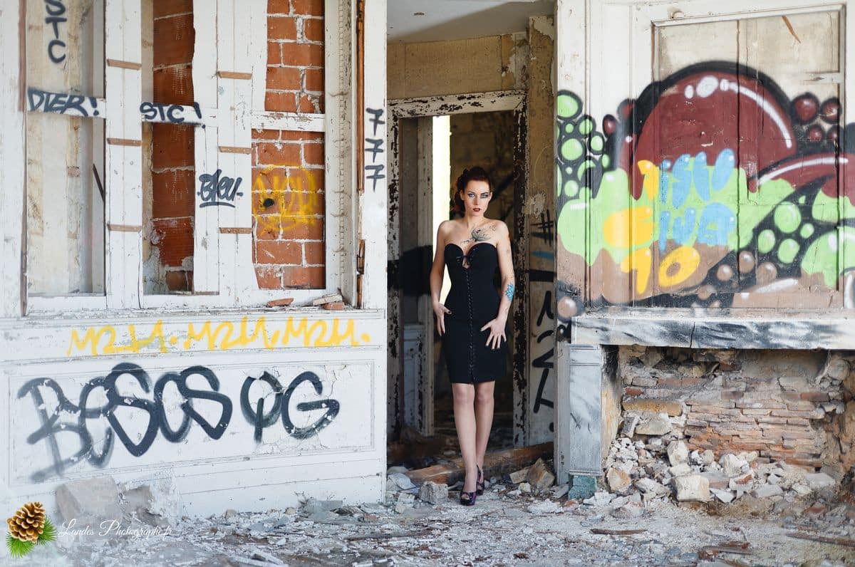 🎸 Contraste Rock et Élégance : Séance Portrait d'Agnès dans la friche « Bel Sito » à Floirac Victorian’s secret