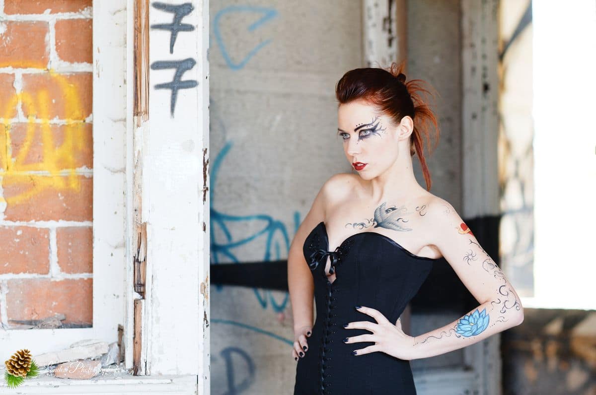 🎸 Contraste Rock et Élégance : Séance Portrait d'Agnès dans la friche « Bel Sito » à Floirac Victorian’s secret