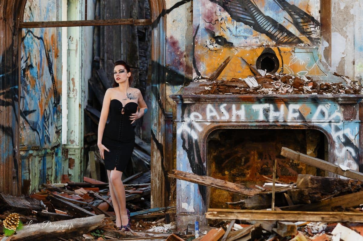 🎸 Contraste Rock et Élégance : Séance Portrait d'Agnès dans la friche « Bel Sito » à Floirac Victorian’s secret