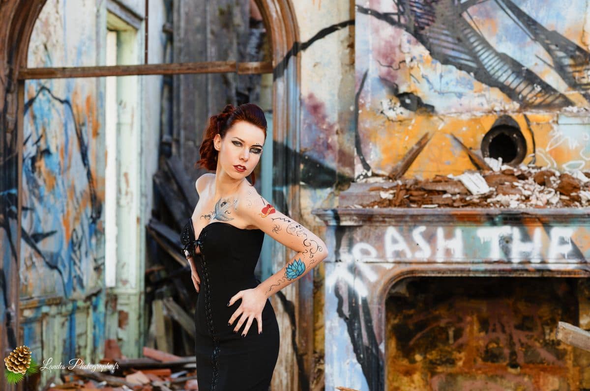🎸 Contraste Rock et Élégance : Séance Portrait d'Agnès dans la friche « Bel Sito » à Floirac Victorian’s secret