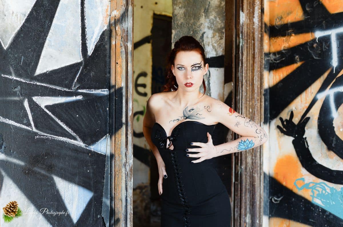 🎸 Contraste Rock et Élégance : Séance Portrait d'Agnès dans la friche « Bel Sito » à Floirac Victorian’s secret
