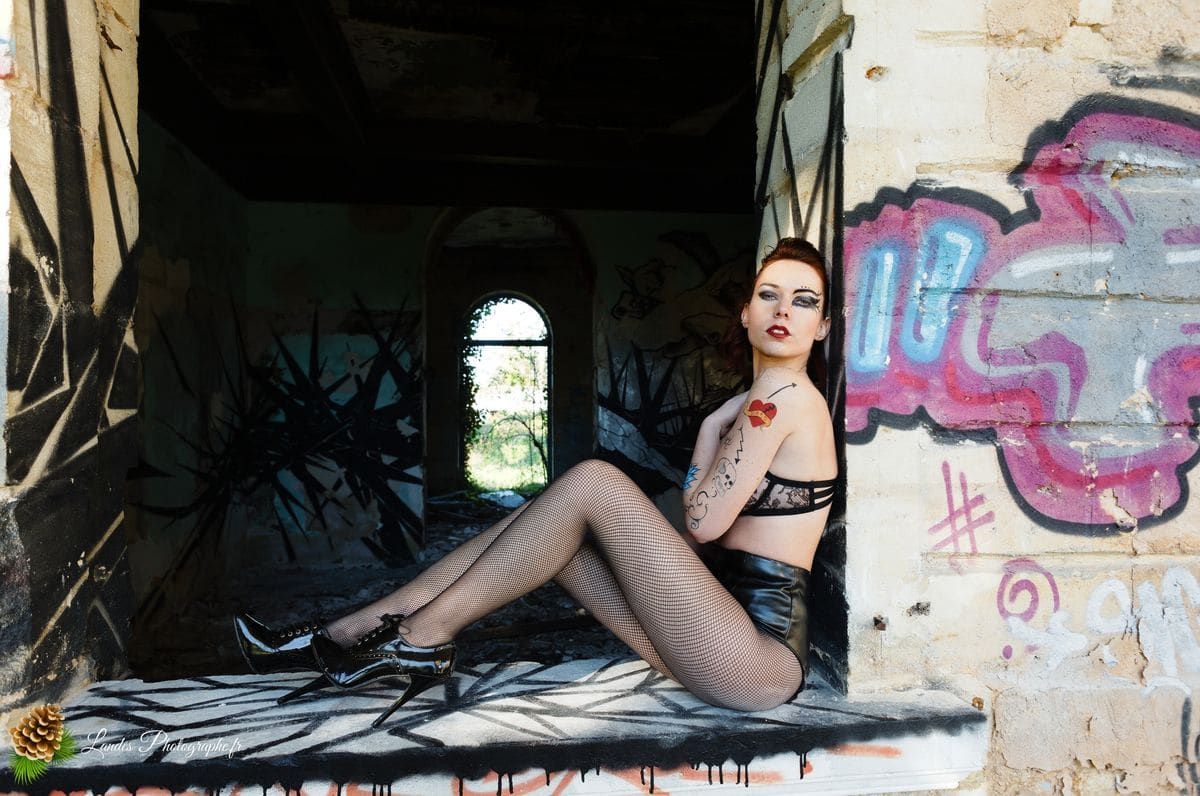 🎸 Contraste Rock et Élégance : Séance Portrait d'Agnès dans la friche « Bel Sito » à Floirac Victorian’s secret