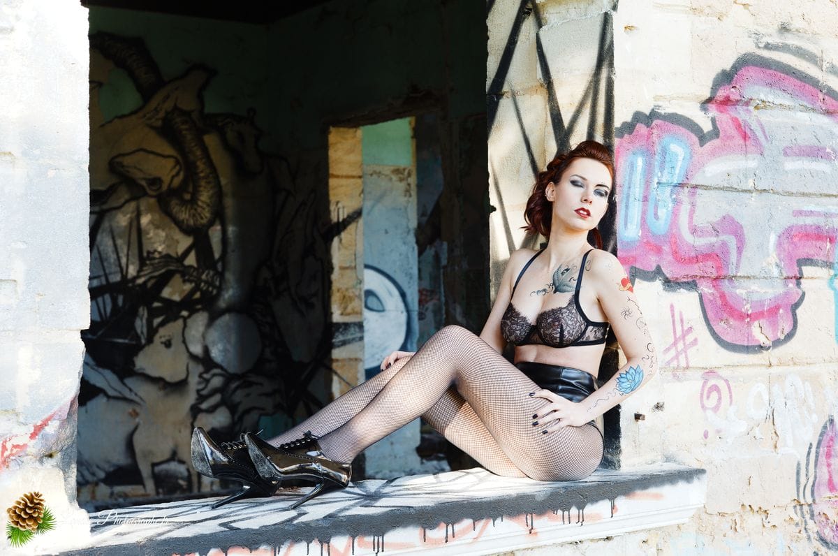 🎸 Contraste Rock et Élégance : Séance Portrait d'Agnès dans la friche « Bel Sito » à Floirac Victorian’s secret
