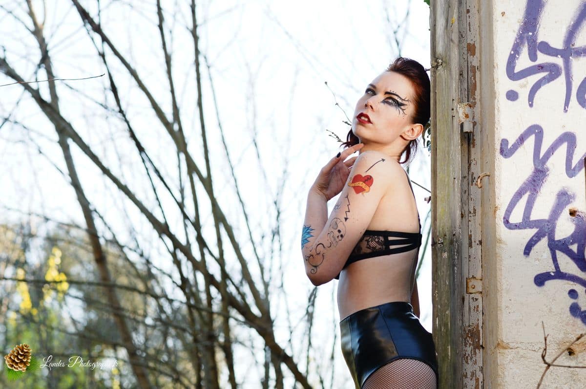 🎸 Contraste Rock et Élégance : Séance Portrait d'Agnès dans la friche « Bel Sito » à Floirac Victorian’s secret