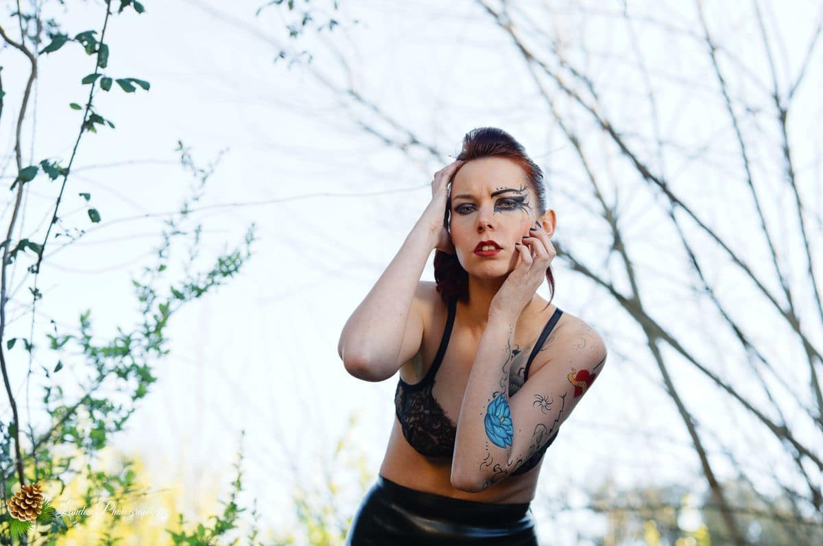 🎸 Contraste Rock et Élégance : Séance Portrait d'Agnès dans la friche « Bel Sito » à Floirac Victorian’s secret