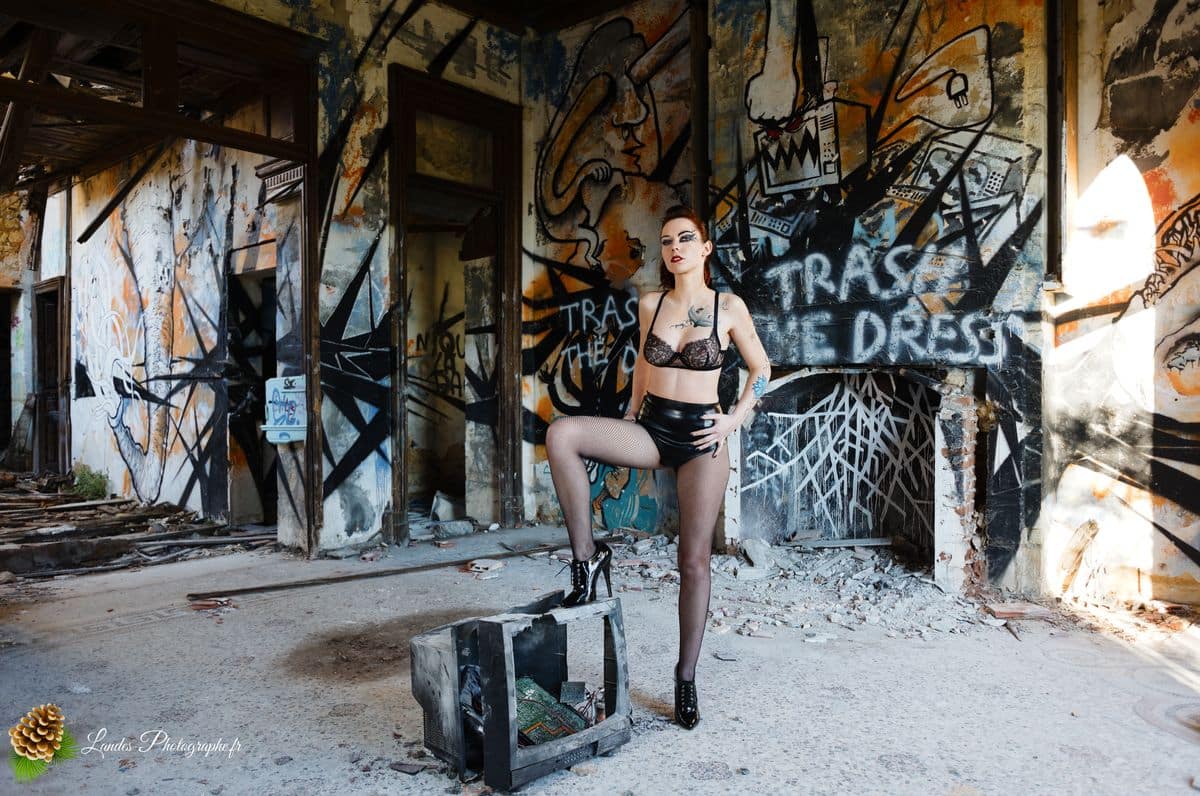 🎸 Contraste Rock et Élégance : Séance Portrait d'Agnès dans la friche « Bel Sito » à Floirac Victorian’s secret