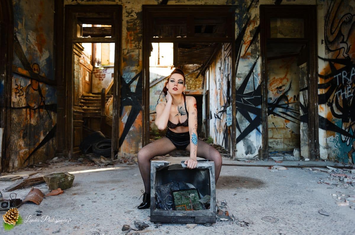 🎸 Contraste Rock et Élégance : Séance Portrait d'Agnès dans la friche « Bel Sito » à Floirac Victorian’s secret