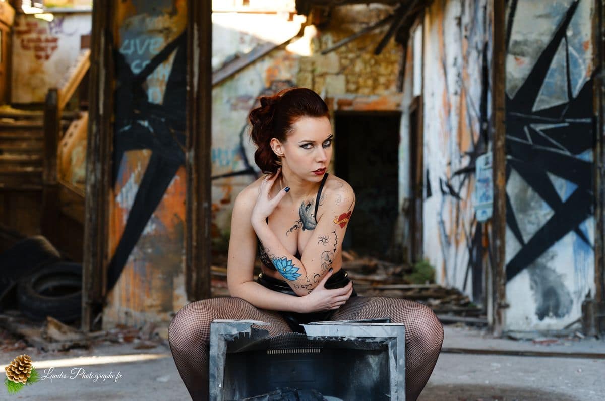 🎸 Contraste Rock et Élégance : Séance Portrait d'Agnès dans la friche « Bel Sito » à Floirac Victorian’s secret