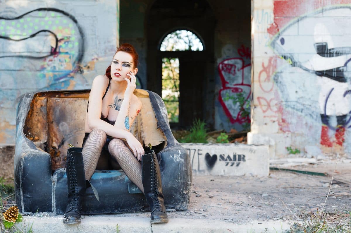 🎸 Contraste Rock et Élégance : Séance Portrait d'Agnès dans la friche « Bel Sito » à Floirac Victorian’s secret