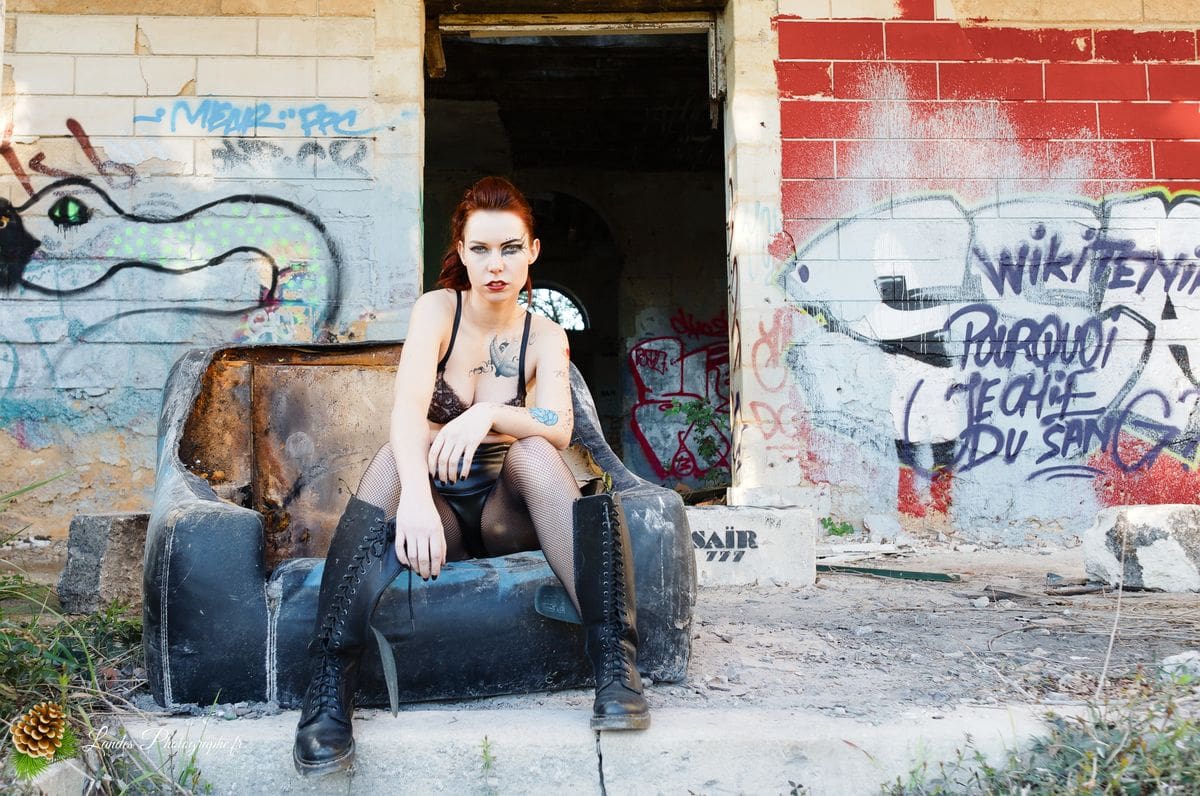🎸 Contraste Rock et Élégance : Séance Portrait d'Agnès dans la friche « Bel Sito » à Floirac Victorian’s secret