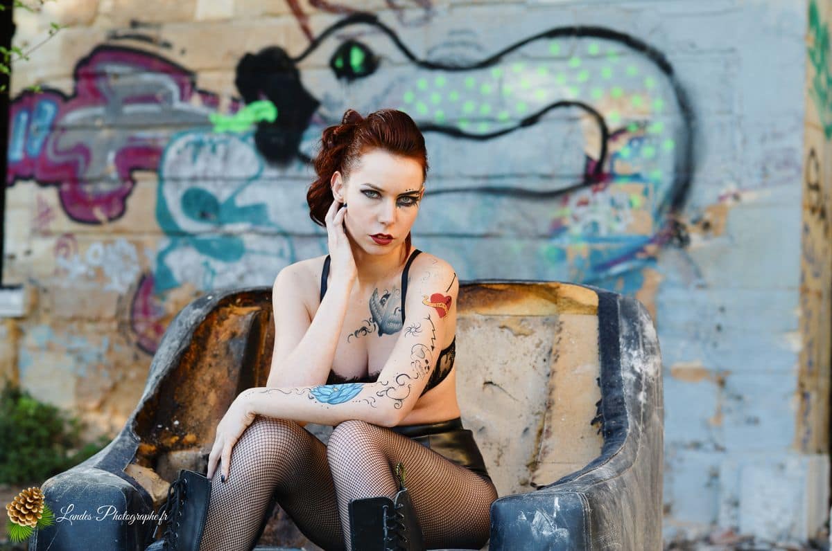 🎸 Contraste Rock et Élégance : Séance Portrait d'Agnès dans la friche « Bel Sito » à Floirac Victorian’s secret