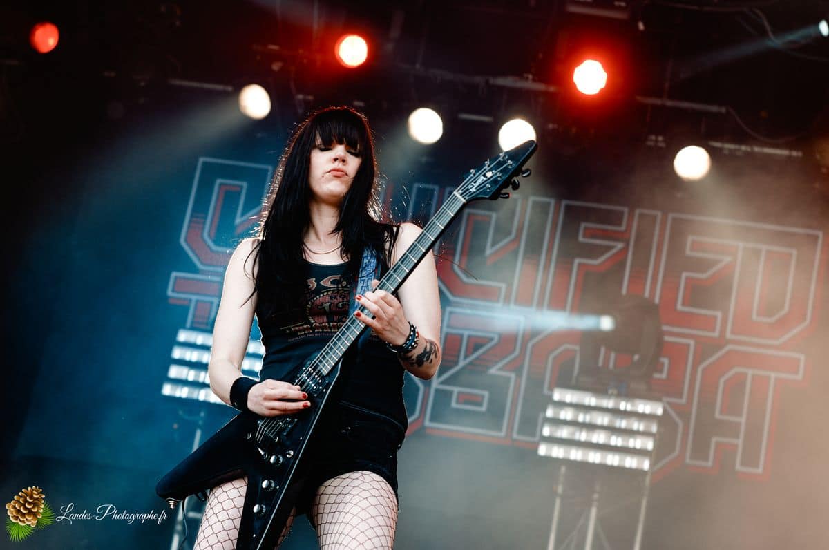 ⚡ Crucified Barbara : L'Énergie Féminine sur Scène au Hellfest 2011 Crucified Barbara en live au Hellfest 2011