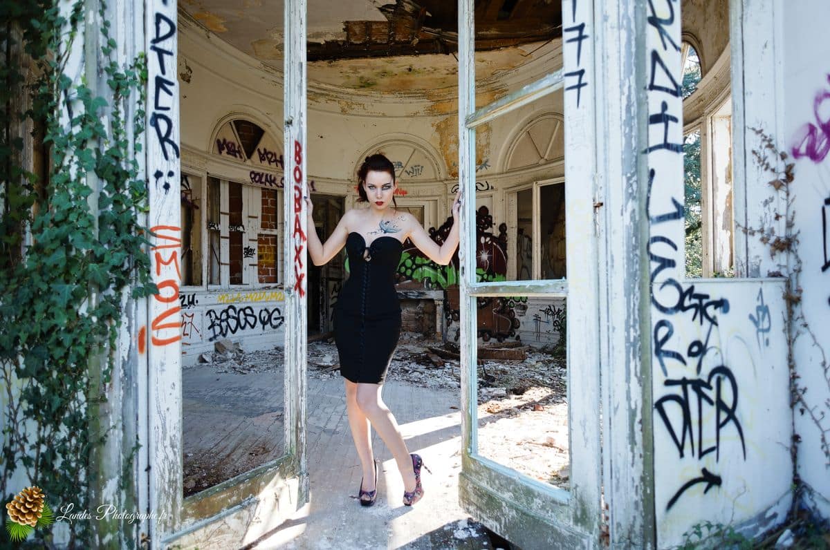 🎸 Contraste Rock et Élégance : Séance Portrait d'Agnès dans la friche « Bel Sito » à Floirac Victorian’s secret