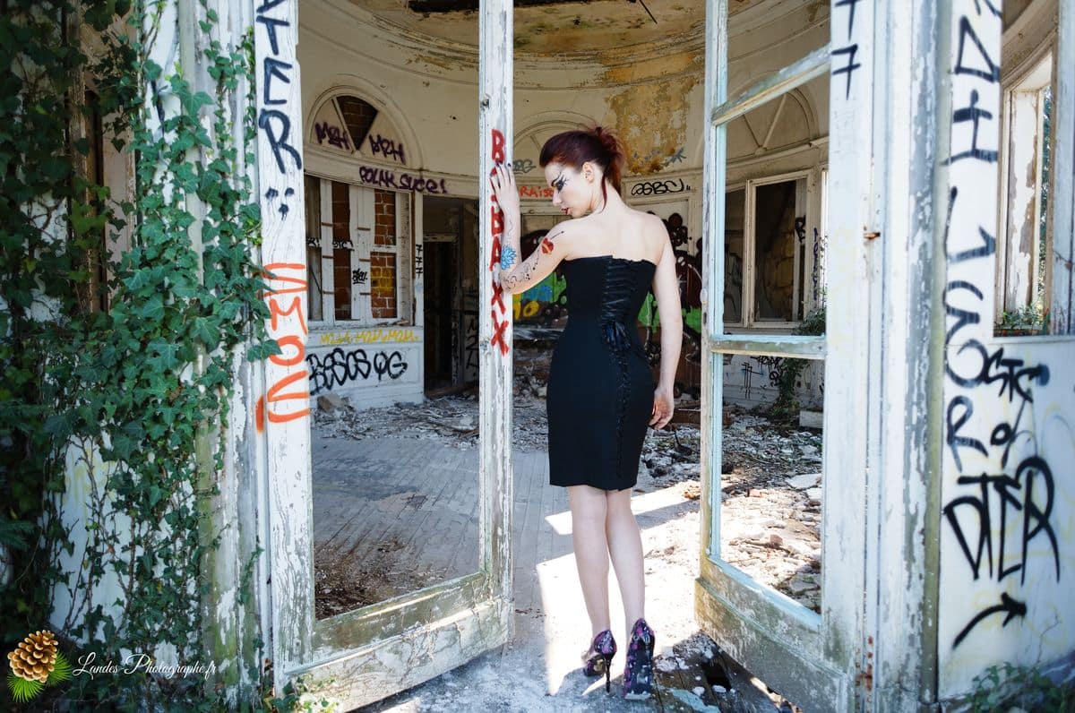🎸 Contraste Rock et Élégance : Séance Portrait d'Agnès dans la friche « Bel Sito » à Floirac Victorian’s secret