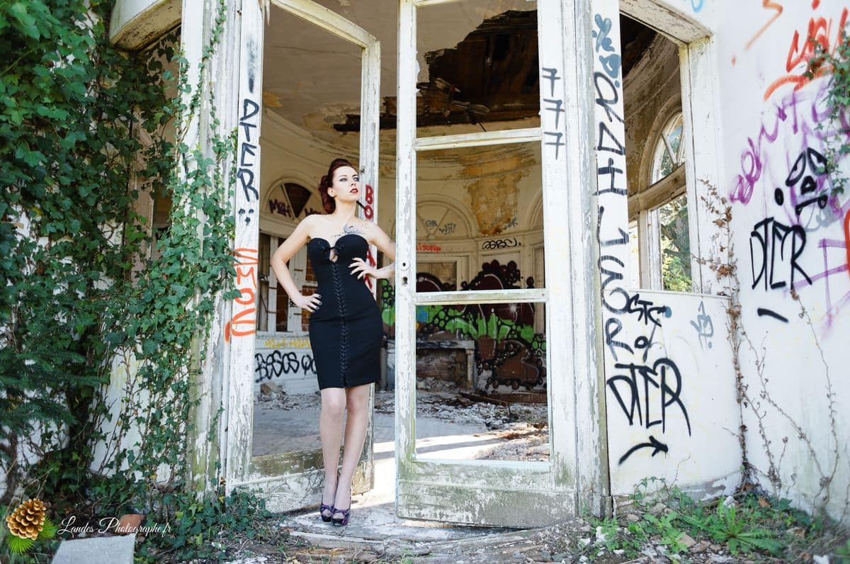 🎸 Contraste Rock et Élégance : Séance Portrait d'Agnès dans la friche « Bel Sito » à Floirac Victorian’s secret