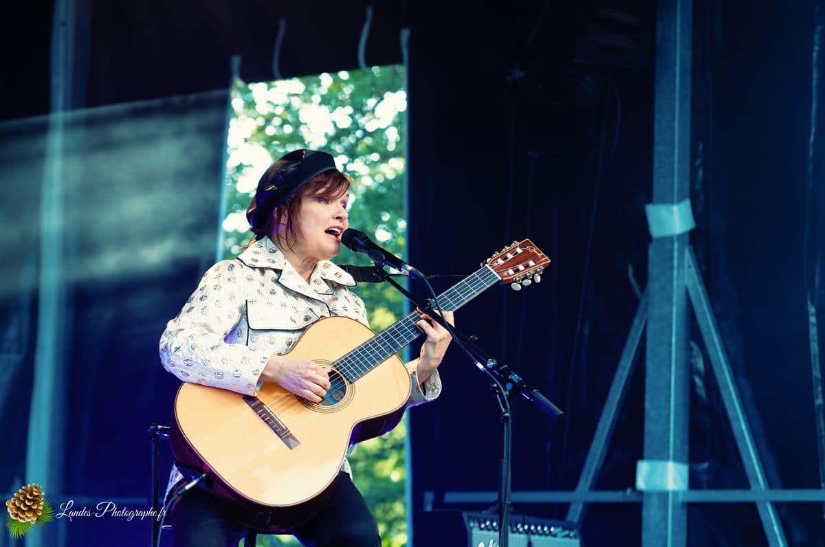 🎸 Diane Tell : L'Intimité Capturée au Festival En Bonne Voix 2013 Diane Tell en concert au Festival En Bonne Voix 2013