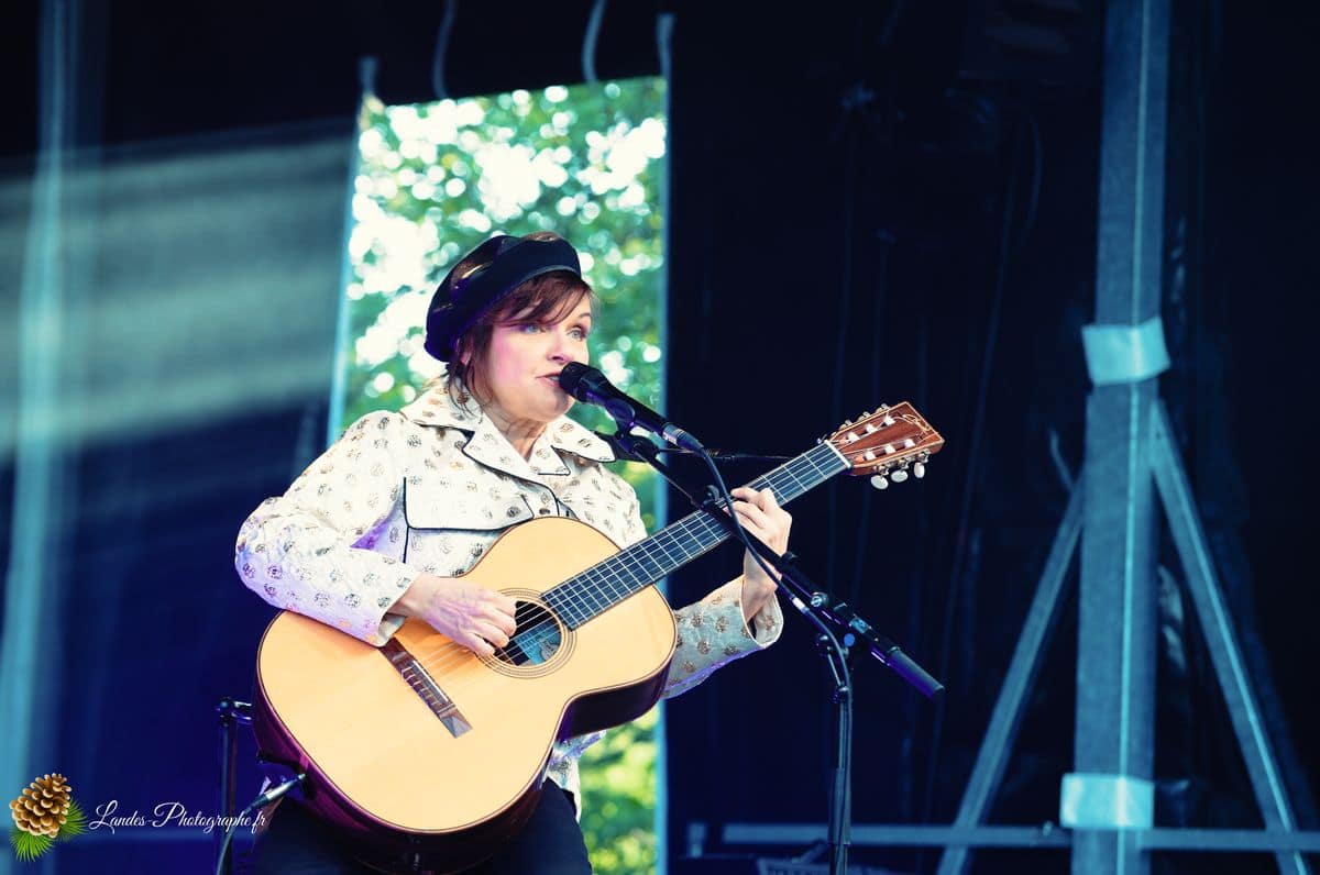 🎸 Diane Tell : L'Intimité Capturée au Festival En Bonne Voix 2013 Diane Tell en concert au Festival En Bonne Voix 2013