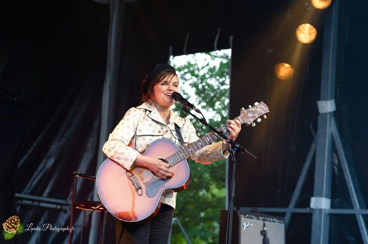 🎸 Diane Tell : L'Intimité Capturée au Festival En Bonne Voix 2013 Diane Tell en concert au Festival En Bonne Voix 2013