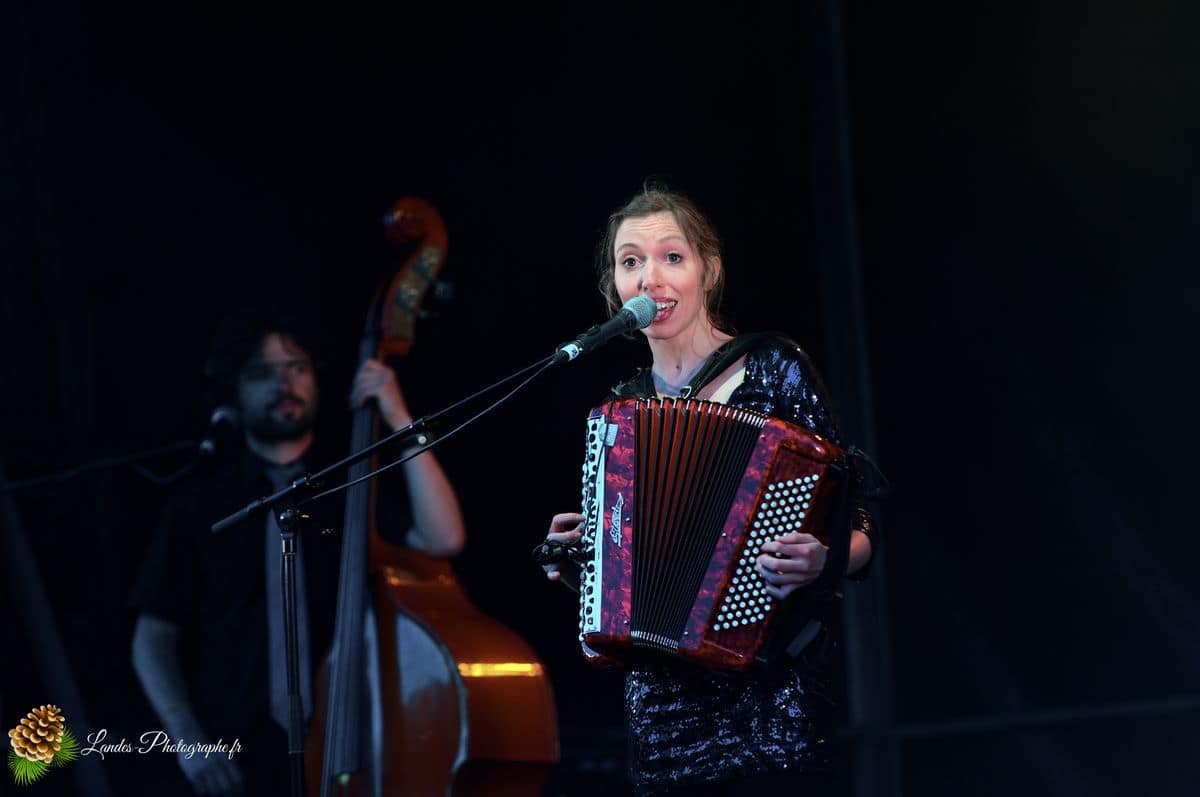 🎤 Liz Cherhal au Festival En Bonne Voix : Capturer l'Émotion Liz Cherhal en concert au Festival En Bonne Voix 2013