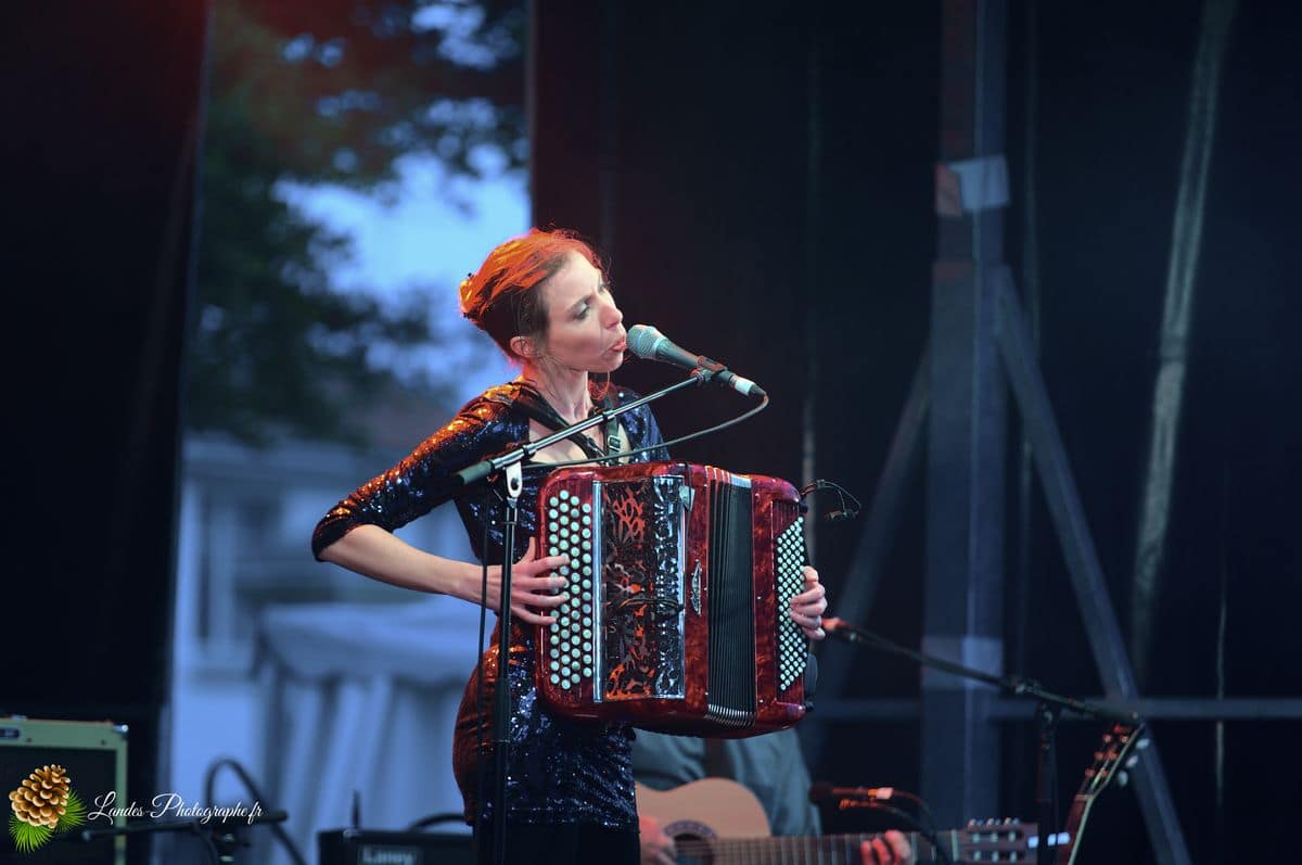 🎤 Liz Cherhal au Festival En Bonne Voix : Capturer l'Émotion Liz Cherhal en concert au Festival En Bonne Voix 2013