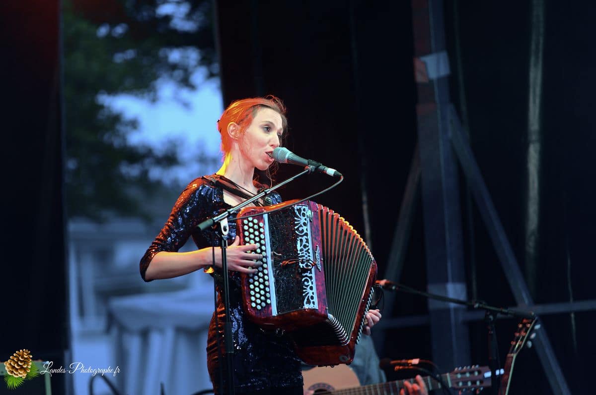 🎤 Liz Cherhal au Festival En Bonne Voix : Capturer l'Émotion Liz Cherhal en concert au Festival En Bonne Voix 2013