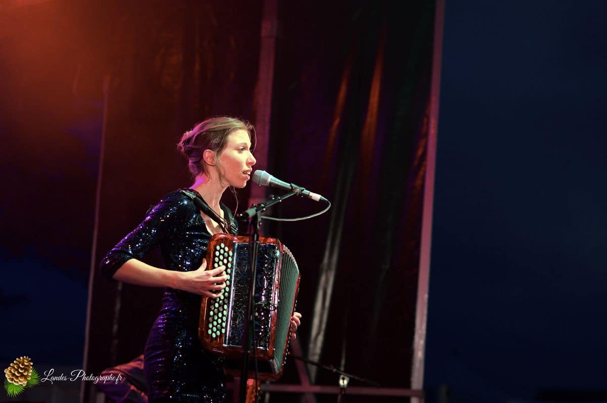 🎤 Liz Cherhal au Festival En Bonne Voix : Capturer l'Émotion Liz Cherhal en concert au Festival En Bonne Voix 2013