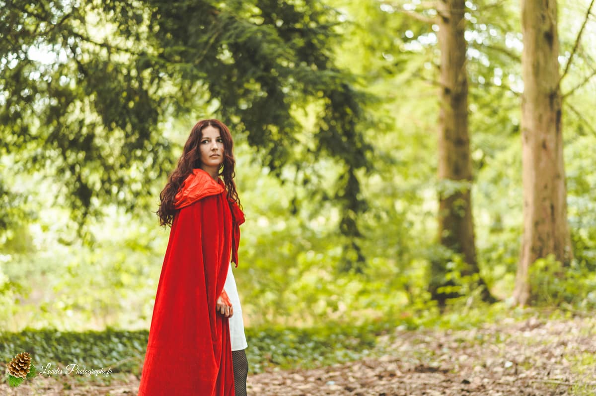 🌲 Le Petit Chaperon Rouge : Une Réinterprétation Mystérieuse avec Ornella Le Petit Chaperon Rouge