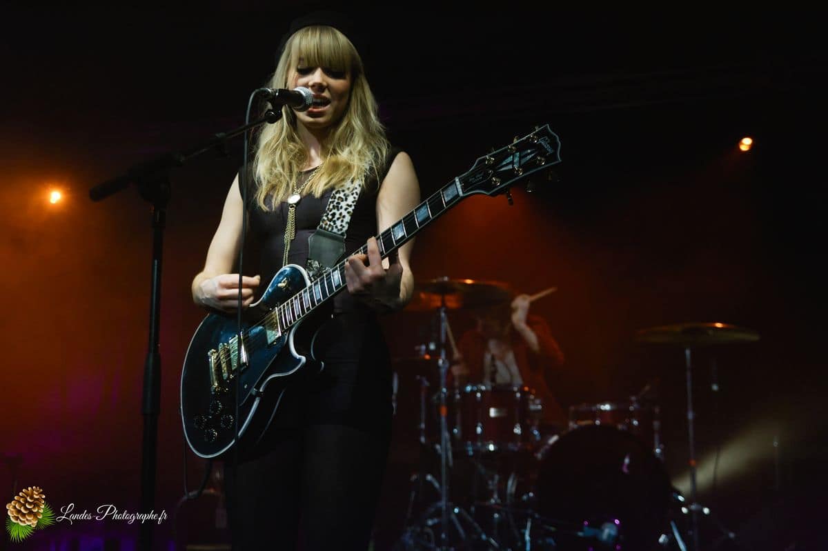 🎸 Les Plasticines : Capturer l'Élan d'un Groupe Phare à l'Espace Tatry Les Plasticines en live à l’Espace Tatry de Bordeaux