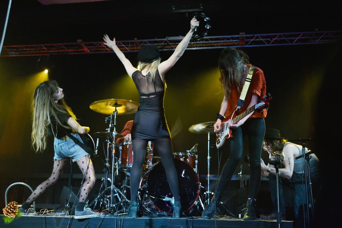 🎸 Les Plasticines : Capturer l'Élan d'un Groupe Phare à l'Espace Tatry Les Plasticines en live à l’Espace Tatry de Bordeaux