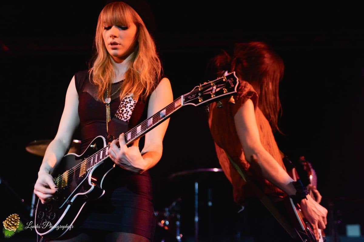 🎸 Les Plasticines : Capturer l'Élan d'un Groupe Phare à l'Espace Tatry Les Plasticines en live à l’Espace Tatry de Bordeaux