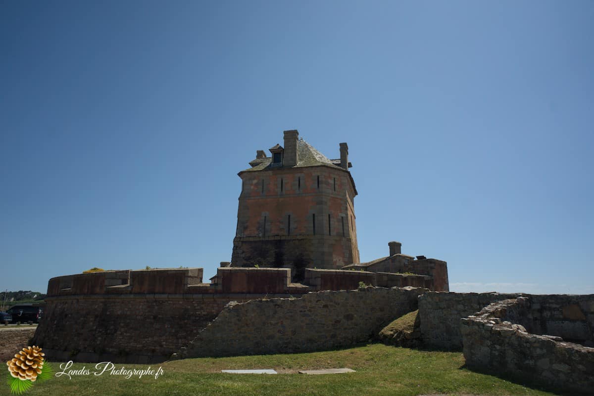 🏰 La Tour Vauban (ou Tour Dorée) à Camaret-sur-Mer Tour Vauban