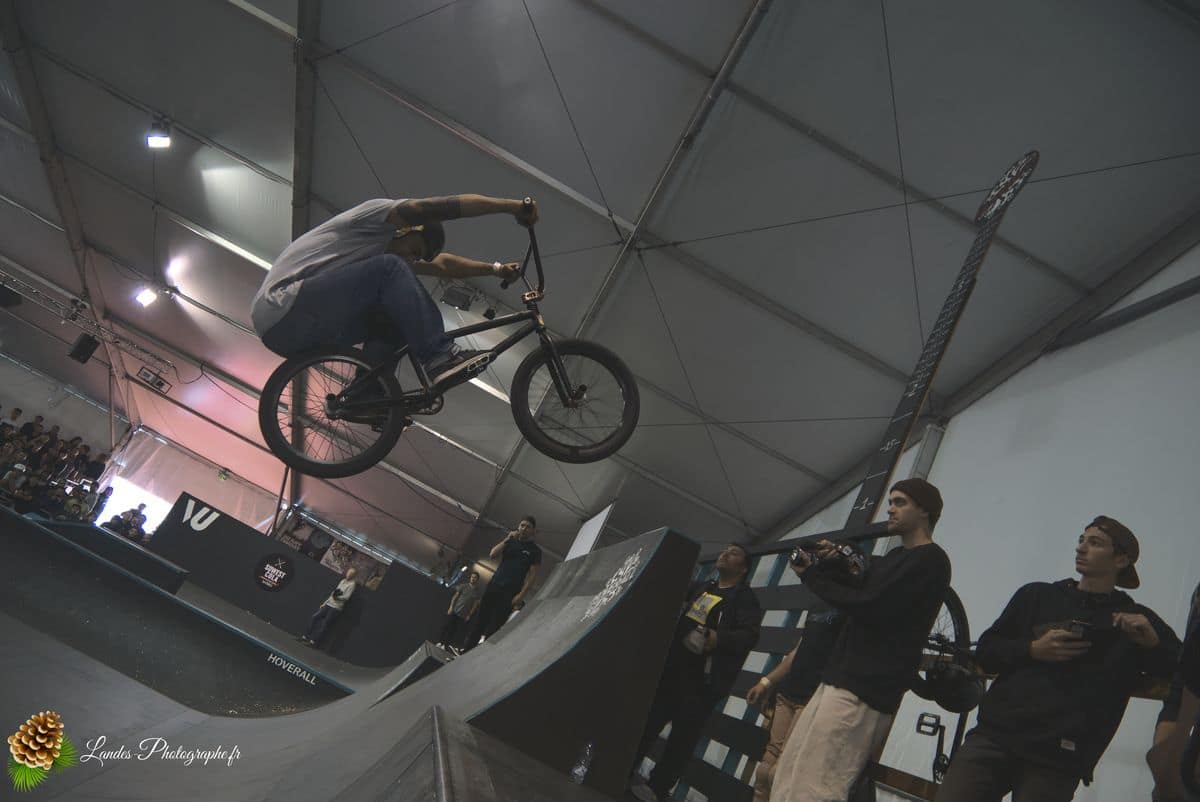 🚴‍♂️ Adrénaline en Images : Reportage Photo du BMX Street Contest Indoor 18 BMX Street Contest Indoor 18