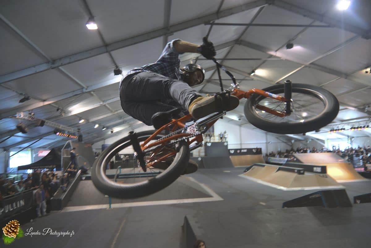 🚴‍♂️ Adrénaline en Images : Reportage Photo du BMX Street Contest Indoor 18 BMX Street Contest Indoor 18